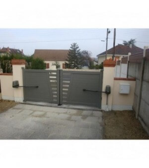 Portail aluminium 2 vantaux motorisé vue de l'intérieur EVREUX