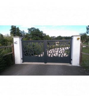 Portail alu design en découpe laser ECHIRE gris anthracite motorisé