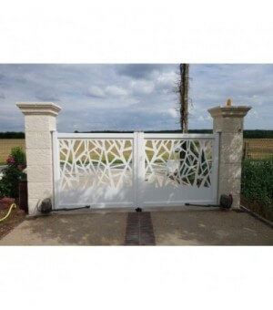 Portail alu design en découpe laser ECHIRE motorisé vue intérieure blanc