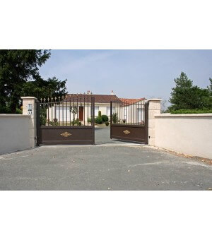 Portail traditionnel alu avec palmettes or mat et embouts décoratifs assortis