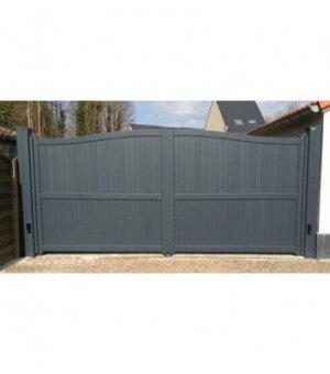 Portail alu a 2 vantaux pleins forme chapeau de gendarme motorisé et piliers assortis alu