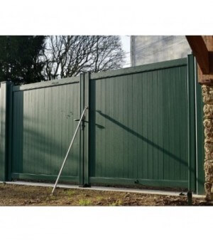 Portail alu battant occultant à lames verticales et barre de contreventement vue côté intérieur