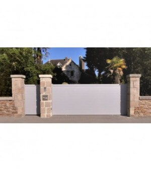  Portail aluminium plein à ouverture coulissante sur mesure et au look moderne