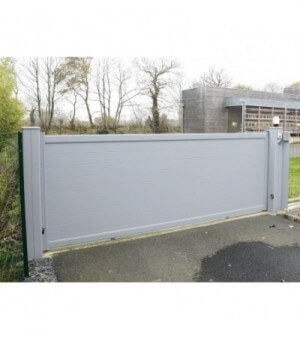  Portail aluminium plein à ouverture coulissante sur mesure et au look moderne