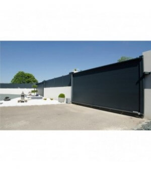  Portail aluminium plein à ouverture coulissante sur mesure et au look moderne