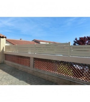 Clôture alu avec pose en escalier Aix beige horizontales