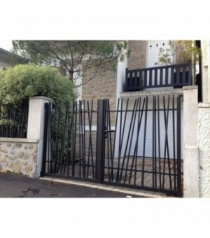 Portail aluminium 2 vantaux à barreaux asymétriques aspect bambou PYLA