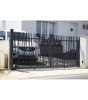 Portail coulissant sur mesure en aluminium avec barreaux asymétriques LMC OUVERTURES
