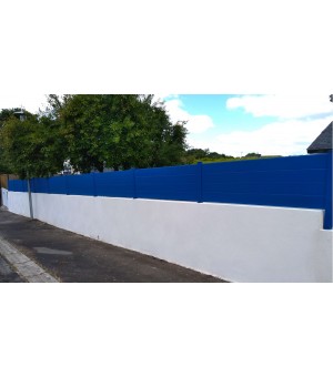 Clôture contemporaine aluminium occultante pleine à lames horizontales en bleue RAL 5010
