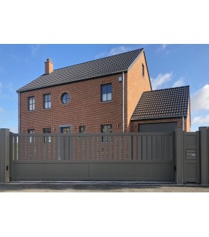  Portail aluminium coulissant sur mesure avec soubassement plein et haut barraudé