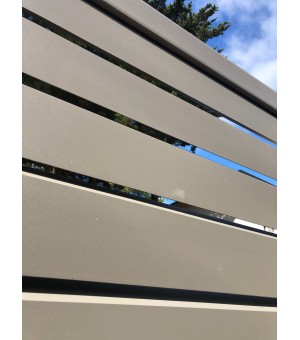Détail des lames persiennées du portail LACANAU en Gris Beige RAL 7006
