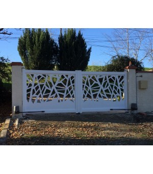 Vue intérieure du portail alu ECHIRE battant et sa motorisation à bras