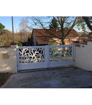 Portail alu design en découpe laser ECHIRE motorisé