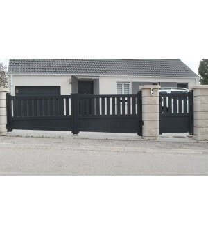 Portail alu MELUN gris avec découpe en pente en option et portillon MELUN