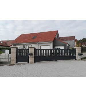 Portail alu battant Melun avec découpe de la traverse basse sur mesure pour suivre la pente