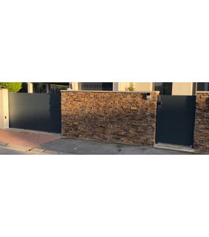 Portail alu coulissant tôle alu épuré avec portillon assorti