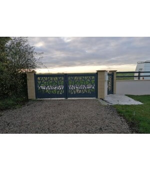 Vue intérieure du portail aluminium 2 vantaux ECHIRE