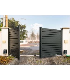 Ouverture du portail alu battant motorisé LACANAU à lames brise-vue