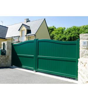 Portail alu occultant Valence vert forme chapeau de gendarme motorisé