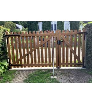 Vue intérieure du portail bois NANCY avec barre de contreventement