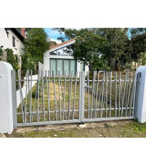 Portail alu à barreaux asymétriques PYLA manuel gris clair