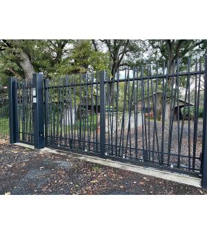 Portail coulissant alu motorisé PYLA avec portillon assorti et piliers alu (en option)