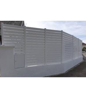 Clôture ajourée alu AIX avec découpe boite aux lettres blanche