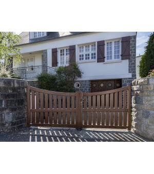 Portail alu battant DAIX présenté avec une traverse intermédiaire et coloris bois (en options)