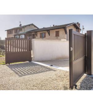 Ouverture du portail alu battant semi-plein MELUN en coloris marron RAL 8028