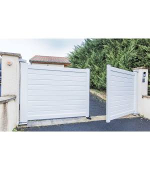 Ouverture vers l'extérieur du portail alu battant LACANAU avec motorisation dans les montants