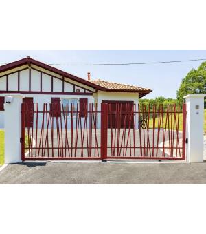 Portail alu 2 battants ajourés PYLA à barreaux asymétriques rouge RAL 3004