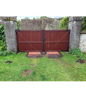 Portail battant bois ROUEN vue de l'intérieur avec les tirands inox et finition huilée Chocolat