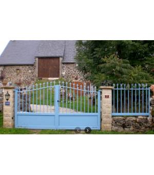 Portail alu battant GRASSIN et clôture assortie KERVEGAN bleu lavande