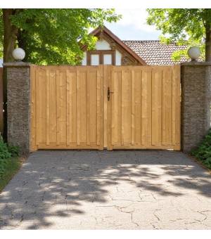 Portail en bois pour entrée de jardin avec lames pleines disposées en quinconce GRENOBLE