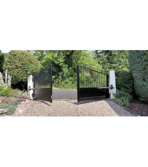 Portail aluminium imitation fer forgé MONZIE motorisé vue intérieure