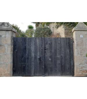 Portail bois brûlé pin maritime plein lames verticales HOSSEGOR