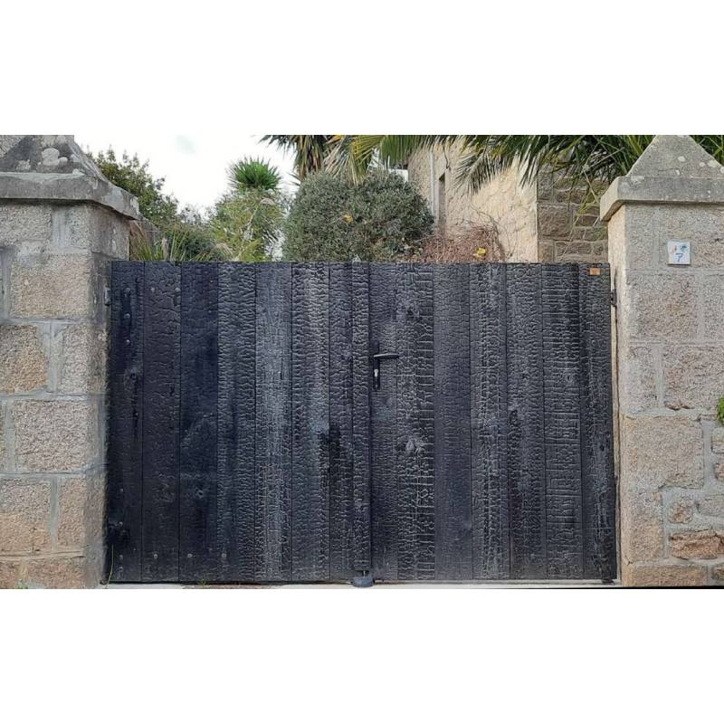 Portail bois brûlé pin maritime plein lames verticales HOSSEGOR