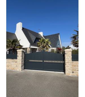 Portail alu coulissant tradition avec ronds décoratifs FILARIS