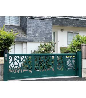 Portail alu coulissant ECHIRE aspect 3 vantaux vert RAL 6005 et ses poteaux alu Multo