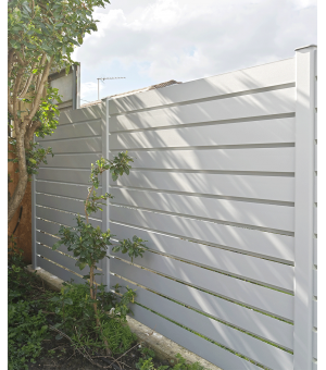Palissade aluminium lames inclinées vers le bas pour conserver son intimité LACANAU