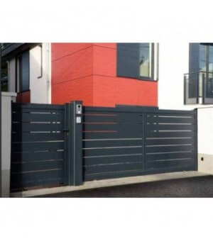 Portail moderne en aluminium coulissant sur mesure à lames horizontales larges ajourées