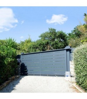  Portail moderne en aluminium coulissant sur mesure à lames horizontales larges ajourées
