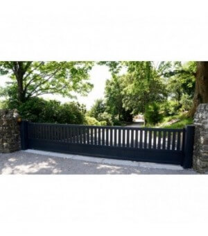  Portail aluminium coulissant sur mesure avec soubassement plein et haut barraudé